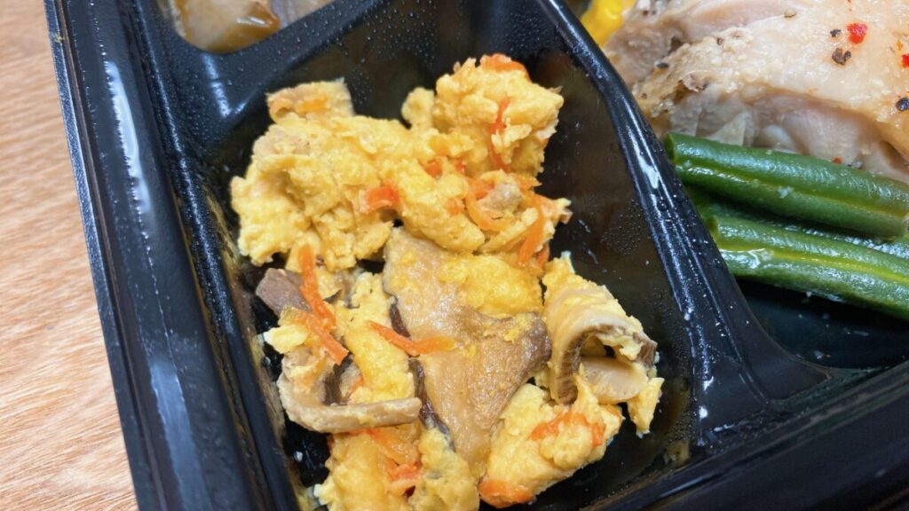 RIZAPサポートミール 「鶏肉のエスニック焼き」椎茸と人参の卵炒め