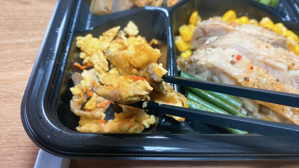 RIZAPサポートミール 「鶏肉のエスニック焼き」副菜 椎茸と人参の卵炒め