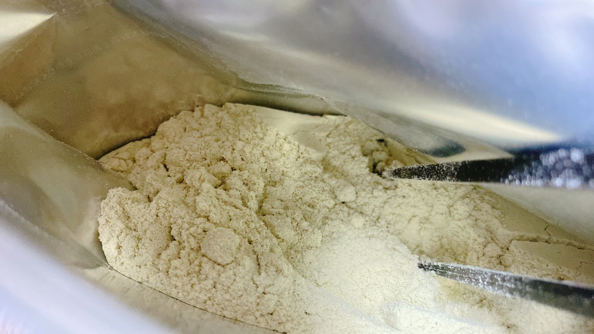 ULTORA（ウルトラ）プロテイン抹茶ラテ風味 スプーンが粉に埋まっている