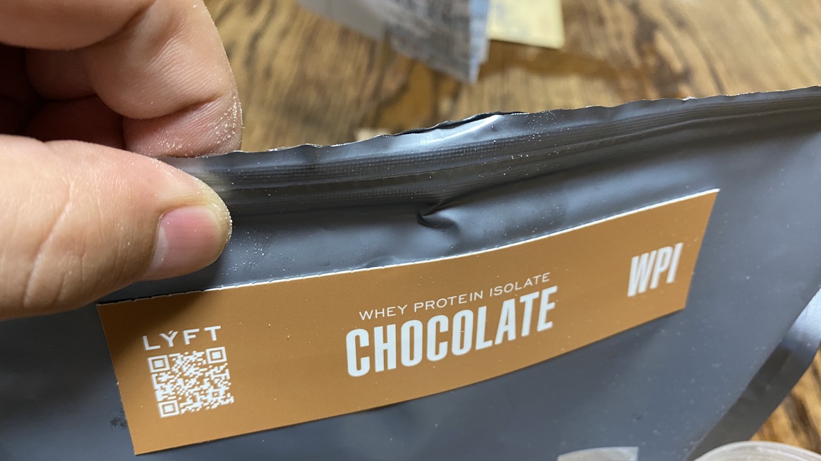 LYFTリフトプロテインチョコレート味上部に貼り付ける